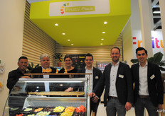 Anton Kooren, Wim Kleinjan, Sharene Kooijman, Wilfred Kleinjan, Leonard de Vries en William de Vries van Fruity Pack bij de fruitbar.